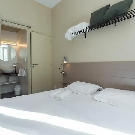 Sleeps 6 Air Con Wifi Apartment