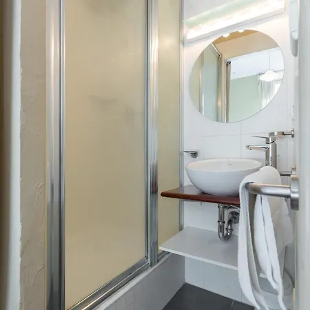 Sleeps 6 Air Con Wifi